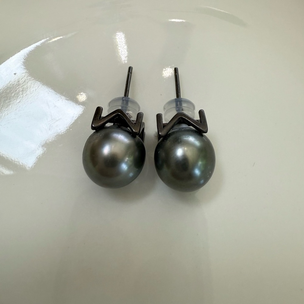 Seawater Black Tahitian Pearl Stud Earring